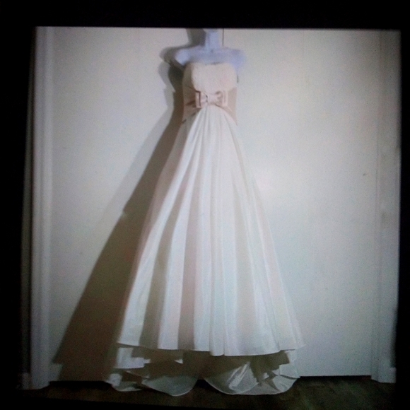 Allure NWOT ivory A-line wedding gown size 6 - Picture 1 of 10